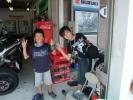 店内くまなくチェックする小学生